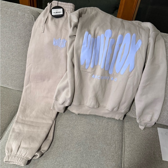 White Fox sweatshirts and sweatpant - Picture 1 of 4